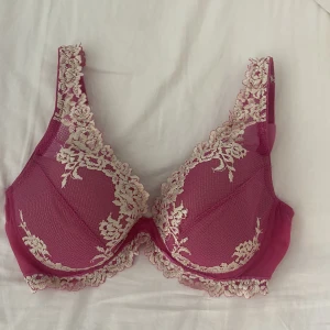 Intimissimi  - Säljer denna fina rosa intimissimi bh i storlek 75D, passar mig perfekt som har 75C i vanliga fall, säljer då jag ångrar färgen men slängt kvittot, perfekt skick😍😍