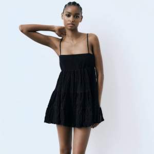 Super snygg svart klänning från zara som passar till vardagen och fester!🕶️🖤 använd endast ett fåtal gånger så fin skick!!💖säljer pga att den inte kommer till användning längre🫶💝slutsåld på hemsidan!