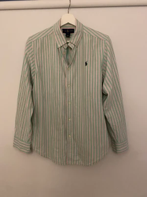 Ralph Laurent skjorta - Säljer nu min somriga Ralph Laurent skjorta, lägger ut den för 400 men kan gå läggre vid en snabb affär⭐️