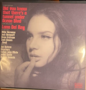 Lana del rey vinyl (target limited edition) - Säljer nu min oanvända vinyl skiva av lana del rey,  Album: ocean blvd.  Lp skivor: 2st   Säljs inte i Sverige utan kommer ifrån Target som finns bland annat i Usa   Poster medföljer.  Skriv för fler bilder/frågor. Står inte för postens slarv! 