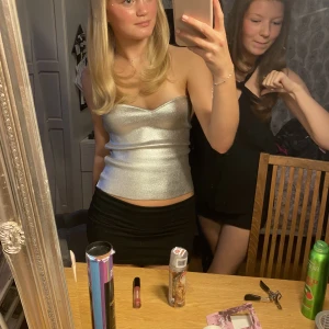 Glitter topp - Silvrig glitter topp från zara. Köpte för 299 men säljer för 150. Endast använd vid ett tillfälle. Passar mig som vanligtvis har xs/s ❤️‍🔥