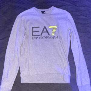 Säljer min Ea7 Armani sweatshirt som är i storlek XS