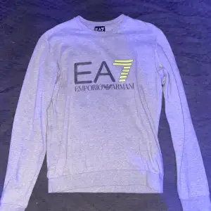 Säljer min Ea7 Armani sweatshirt som är i storlek XS