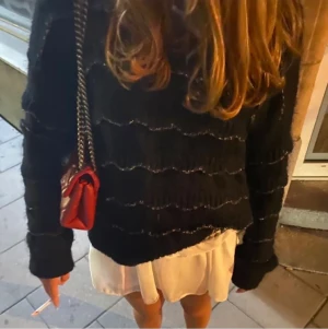 Zara stickad tröja - Jättefin glittrig stickad tröja från Zara i storlek S, säljer då den inte kommer till användning så den är i toppskick! (Lånade bilder)