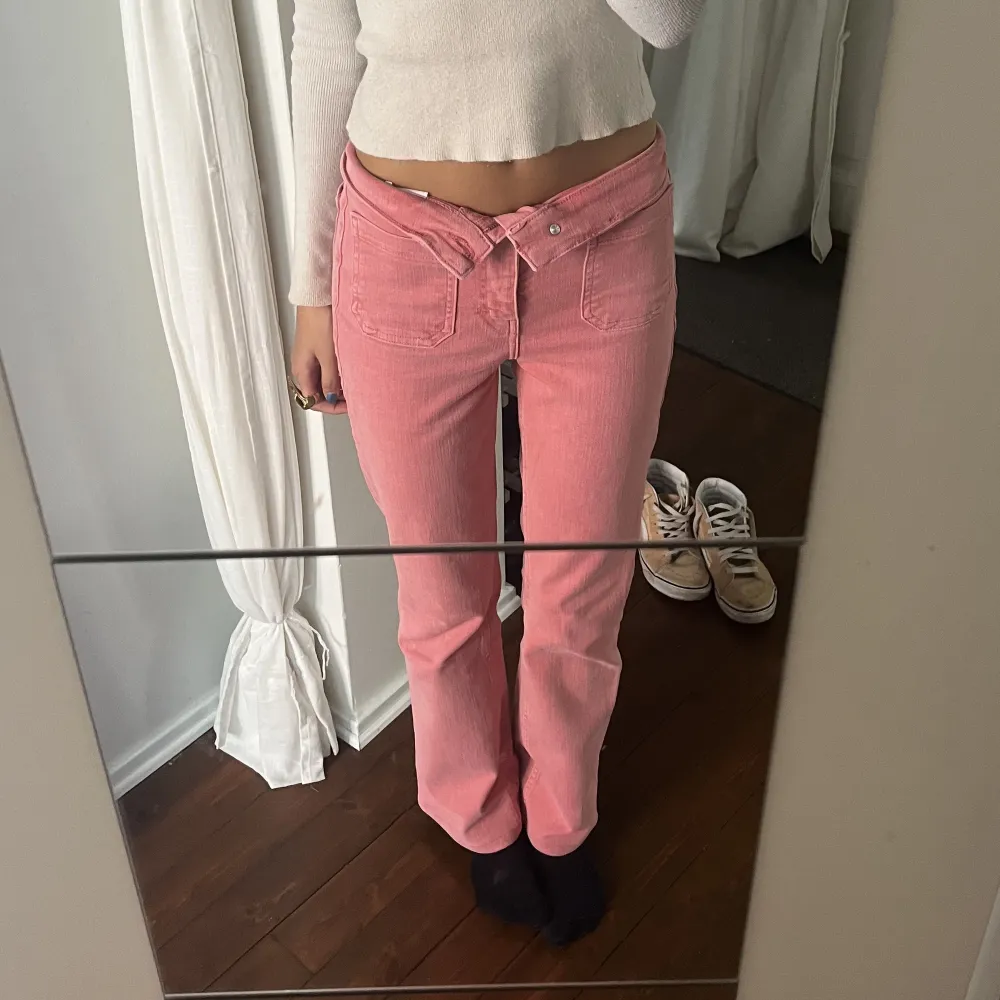 Rosa utsvängda jeans i nytt skick❤️ Jag är 173cm lång ! Storlek 34 men skulle säga att de passa för 36 också💕. Jeans & Byxor.