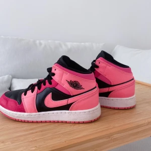 Air Jordan 1 mid - Coral Chalk - Ett par sneakers som knappt är använda, ca 5 tillfällen, och ser ut som nya. Köpta från Southsoles för 2000:-, pris kan diskuteras 