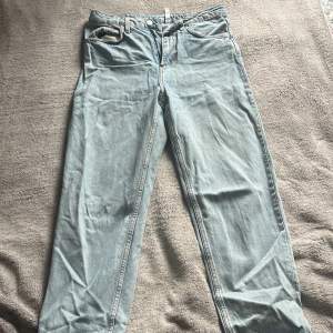 Säljer dessa ”Lash” jeans från weekday! De är dock avklippte på botten för att jag tyckte förr att de inte satt får ringt vid sömnen Jag gör en ”clean out” på min garderob! 
