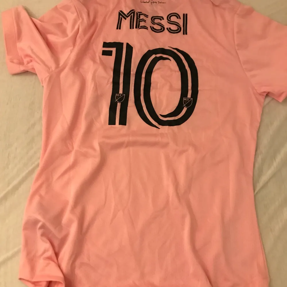 Helt ny Aeroready material (Samma kvalitet som tröjor som används av fotbollspelare). T-shirts.