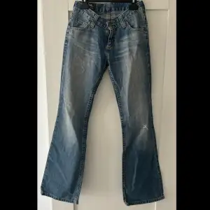 Bra skick ett hål på ena knät därav lägre pris. Bootcut jeans som ej går att köpa längre.  W27 L36