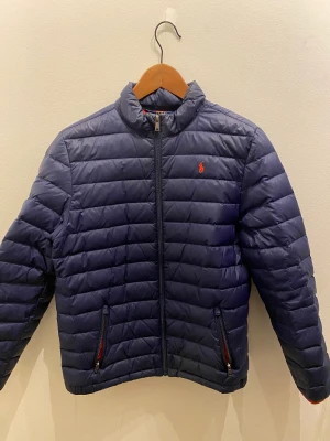 Ralph lauren jacka - En väldigt snygg och varm jacka. I väldigt fint skick 
