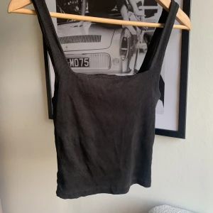 Ribbad cropped topp  - Ribbad svart croptop från NAKD i storlek S🖤