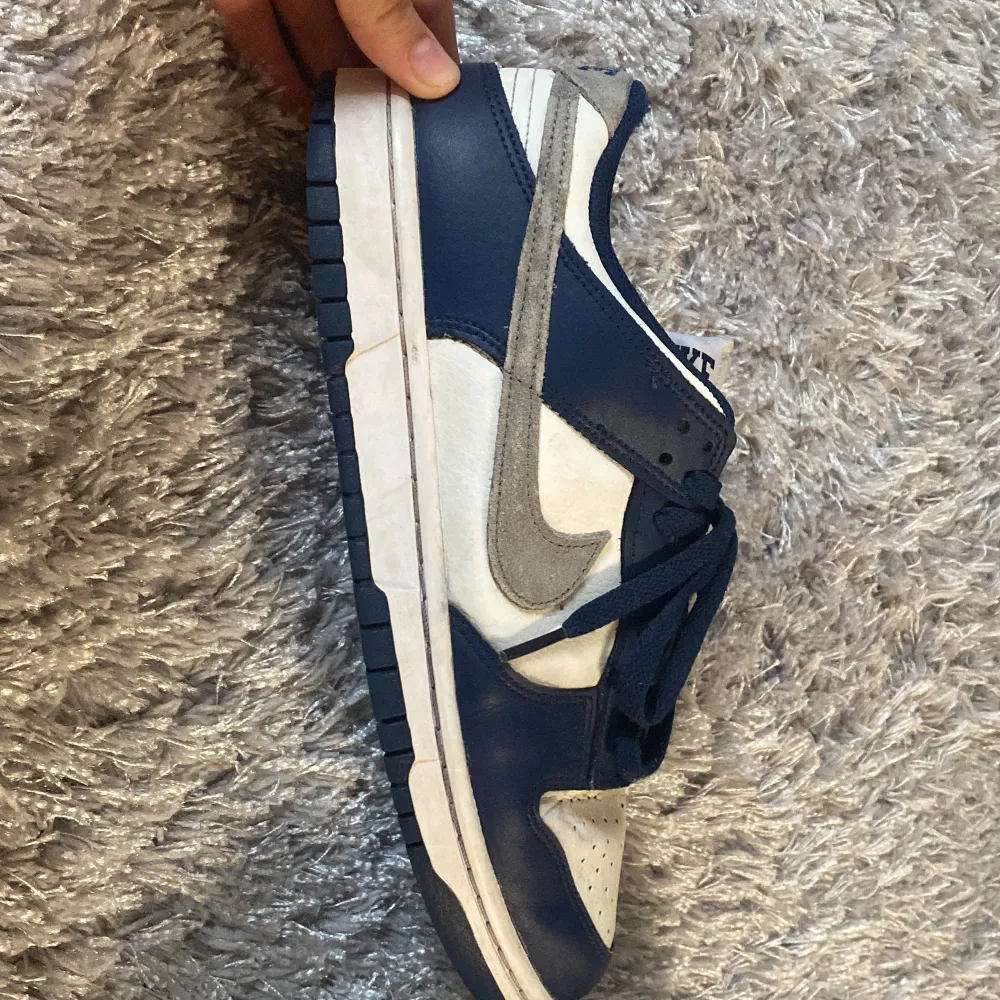 Säljer lillebrorsans Nike Dunk Low Summit White Midnight Navy skor som har blivit för små för han de finns defekter på skorna! Äkta . Skor.