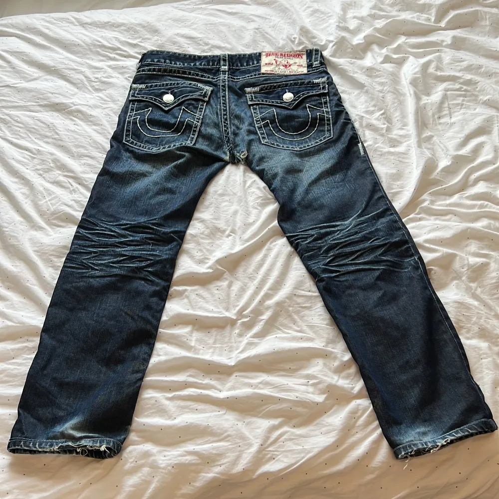 Snygga true religion jeans med nice passform. Cond 7/10 pga mindre hål vid sätet. Passar någon som är ca 180 lång. Seat & Row 34.. Jeans & Byxor.
