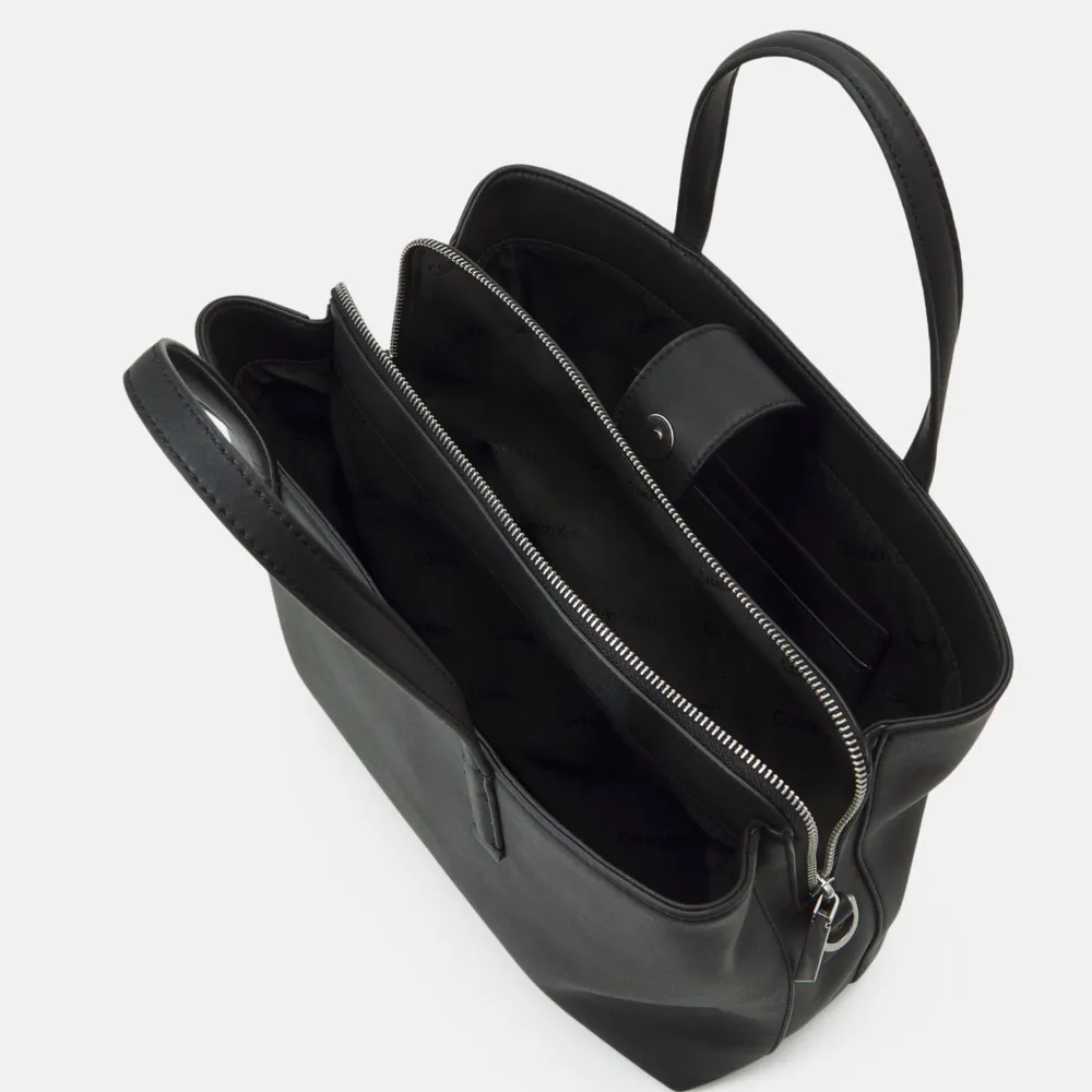 Handväska från Calvin Klein, inköpt för cirka 6 månader sen för 1800kr. Säljer pga att den inte kommer till användning, så väldigt fin skick på den, knappt använd. Kom privat för fler egna bilder☺️. Väskor.