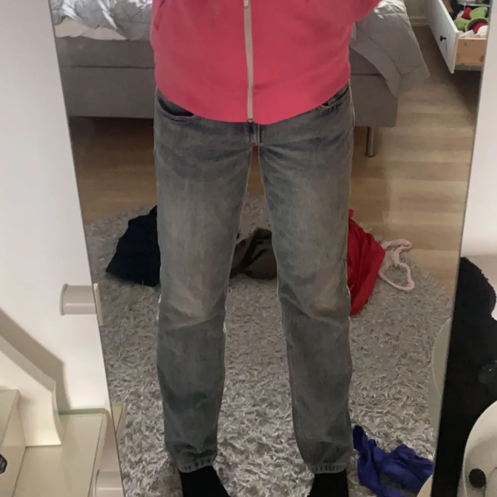 Säljer nu mina weekday jeans i modellen low arrow! Färgen är den på första bilden, köpta förra året men knappt använda och i nyskick! Midjemått 82 innerbenslängd 86 💞. Jeans & Byxor.