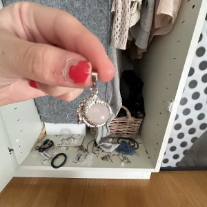 Berlock! - Berlock köpt i polen som har en klo runt om en rosa kvarts sten! Så fin och skulle sitta så fint som örhänge eller halsband🤍🤍