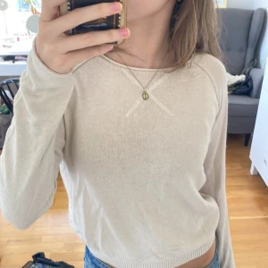 Finstickad beige tröja - Supersöt beige finstickad tröja med detalj vid halsen💓 jättebra skick✨ säljer då den inte kommer till användning💌