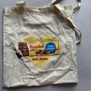 marabou tygpåse - aldrig använt denna tygpåse men tycker den är väldigt fin. betalning kan ske både via swish och köp nu knappen.