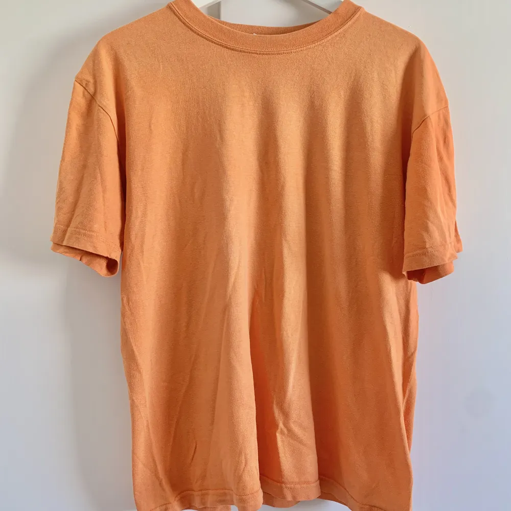 Orange lite urtvättad  (Tips! Köp med bundle för att spara på den frakten🔥! In och fynda fler plagg i flödet👑😉). T-shirts.