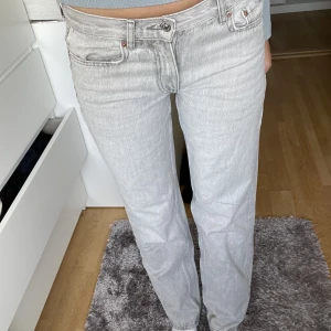 Lågmidjade gråa jeans - Lågmidjade raka jeans från Gina Tricot. Inte använda så mycket nypris 500kr säljer för minst 200kr💕💕