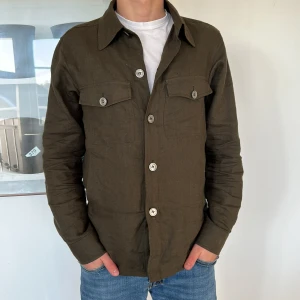 Oscar Jacobson Overshirt  - Overshirt ifrån Oscar Jacobson - storlek : M - Jackan är i väldigt fint skick - pris: 1099 - Nypris: 2800