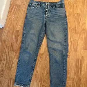 Mom-jeans från Gina Tricot. Ordinarie pris 599kr. 