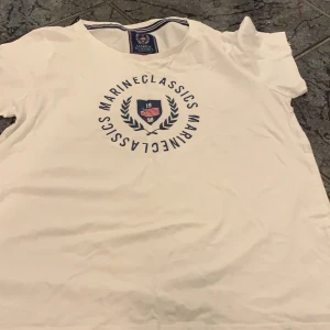 T shirt - Du får alla 3 för 200 om du vill ha separat blir det runt 40-100 kr per plagg