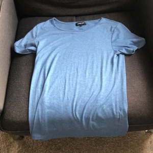 Blå t-shirt - En blå fin t-shirt den är jätte fin och aldrig använd❤️ 