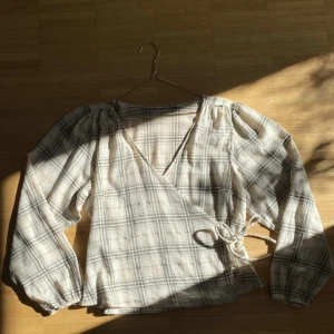 Blus - Jättefin blus som tyvärr inte passar mig. Storlekslappen är borta men skulle tro att det är en 38. 💘