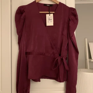 Glansig omlott blus! - Festlig topp från BikBok, aldrig använd! Nypris 399kr, mitt pris 100kr💜