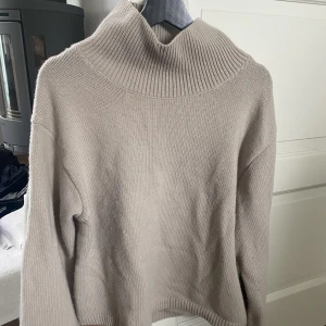 Hm ull & Kashmir tröja - Oversize ull & kashmirtröja från h&m, köpt i vintras för 1700