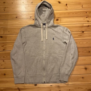 Polo Ralph lauren zip hoodie  - En mycket fin Ralph lauren zip hoodie i mycket bra skick. Storlek S men sitter som M