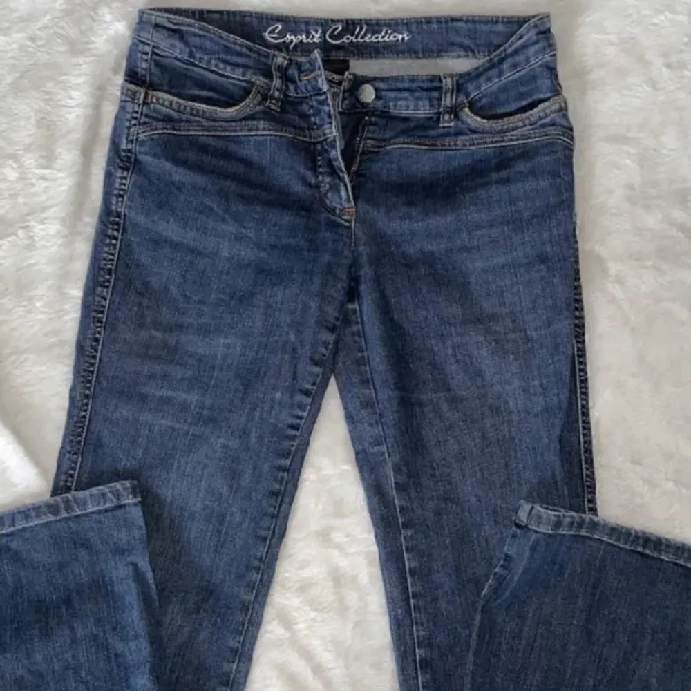 Säljer dessa bootcut jeans från esprit som jag köpte här på plick. Säljer pga de inte passade 💗. Jeans & Byxor.