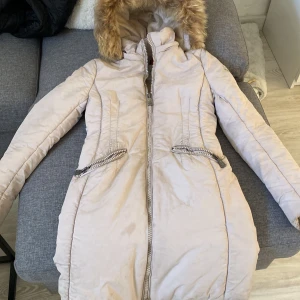 Monclerjacka  - Äkta monclerjacka. Använt skick därav priset. Kan mötas i halmstad. Skriv för fler bilder 