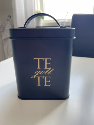 Plåtburk te  - Plåtburk till te, mattsvart. Perfekt skick 🥰