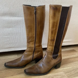 Stövlar  - Säljer nu mina älskade stövlar, köpta second hand men från Romanelli italia. Fortfarande bra skick och väldigt sköna!🤎