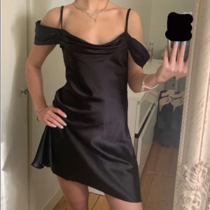 Satinklänning - Jättefin satinklänning i romantiskt stuk. En söm har rivits upp men inget man tänker på när man använder den, se bild 2 🖤🖤