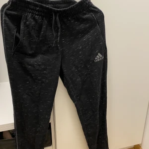 Adidas mjukisbyxor - Adidas mjukisbyxor, knappt använda, i bra skick. Storlek S 