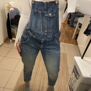 Hängselbyxor - Snickarbyxor ifrån Crocker. Så snygg blå tvättad denimfärg. I slitet skick, det syns inte så mycket att de är slitna men det känns när man har på sig dom. 