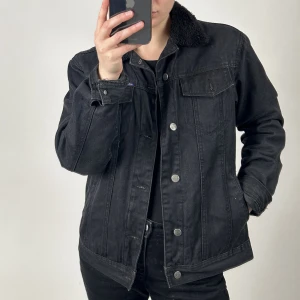 Gul och blå jacka - Så najs jacka från Gul och Blå med pälskrage och mjukt foder. Perfekt till hösten!