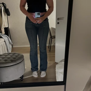 low waist jenas - Säljer mina low waist jenas från nelly som är helt slut sålda. Använt ca 3-4 gånger och tvättat en gång, så de är i bra skick! ord pris 699kr. Jag är en 172 och det är långa i benen på mig