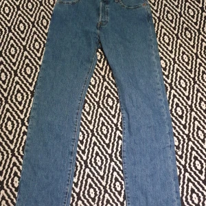 Levis 501 herr - Säljer mina levis 501 då dom inte passar. Dom är helt oanvända och i gott skick. Pris går att diskutera vid snabb affär.
