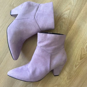 Stövletter 39 - Nya ljuslila boots i bra skick. Endast provade   Perfekt för höst och vår