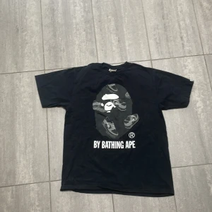 bape t-shirt  - riktig fin bape t-shirt köpt o nyc och är L men passar som M inga flaws utan helt perfekt! ÄKTA!!!! 