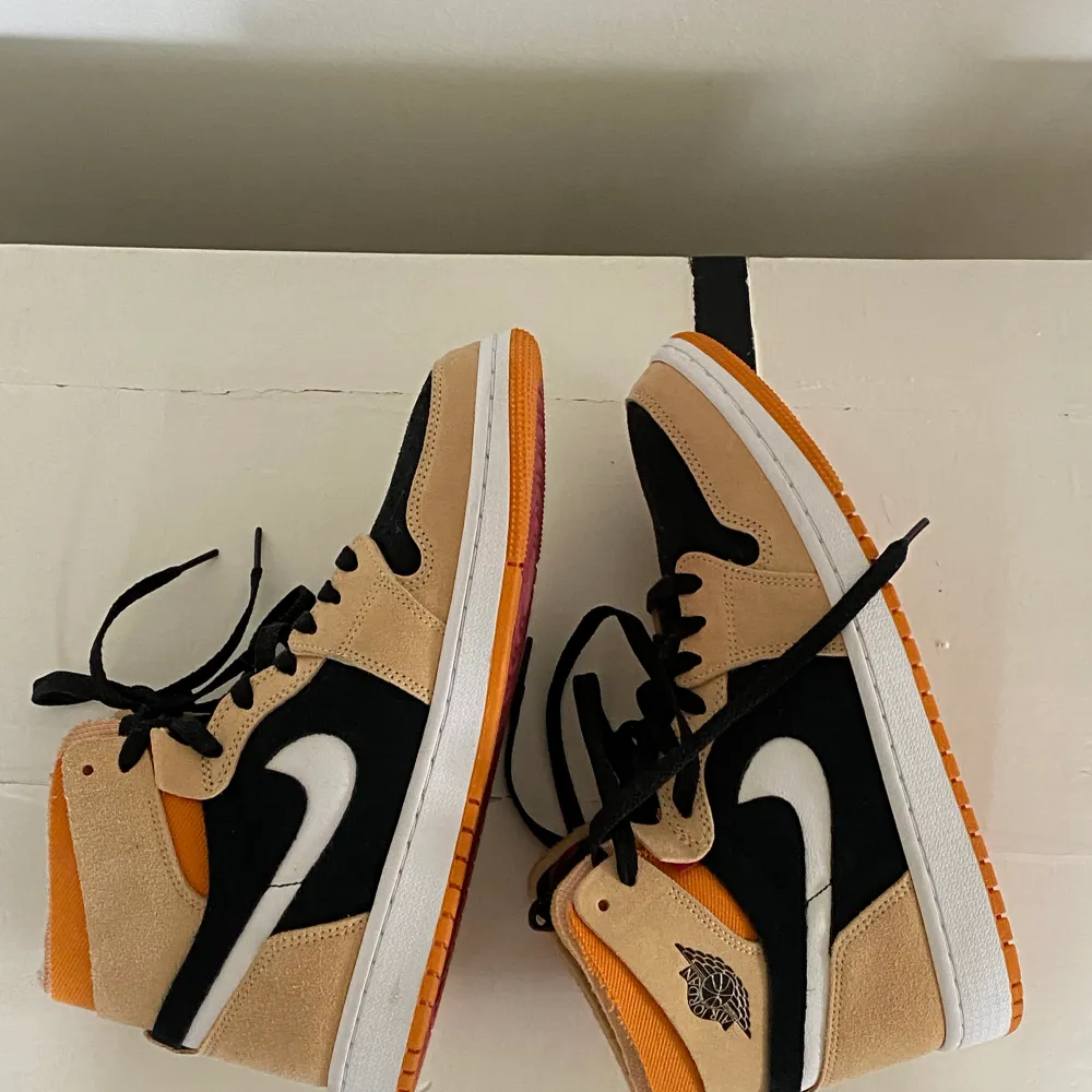 Helt oanvända Nike Air Jordans i svart och orange/beige 🖤🧡 . Skor.