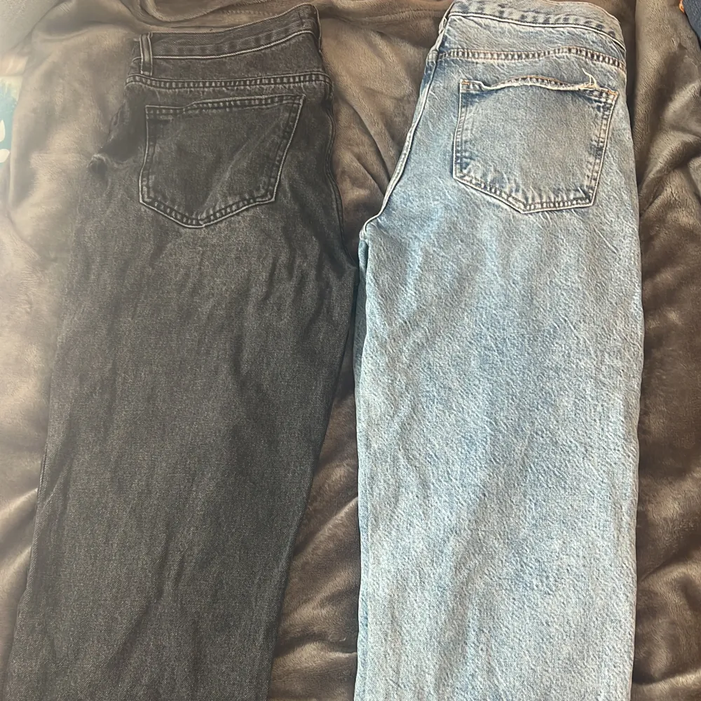 säljer två par jeans i storlek 40 det är low waist jeans från ginatricot säljer båda jeansen för 400kr . Jeans & Byxor.
