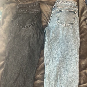 jeans från ginatricot  - säljer två par jeans i storlek 40 det är low waist jeans från ginatricot säljer båda jeansen för 400kr 