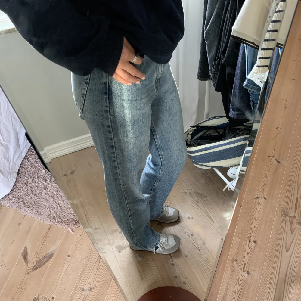 Fina jeans från stradivarius i strl 36. Jeansen är mid rise och betalning sker via ”köp nu”.. Jeans & Byxor.