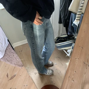 Stradivarius jeans - Fina jeans från stradivarius i strl 36. Jeansen är mid rise och betalning sker via ”köp nu”.