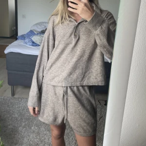 &other stories set  - Otroligt mysigt set från &other stories. Storlek S i tröjan och storlek M i shortsen. Använt 1 gång. Perfekt mysset inför hösten! Wool, yak hair, polyamide